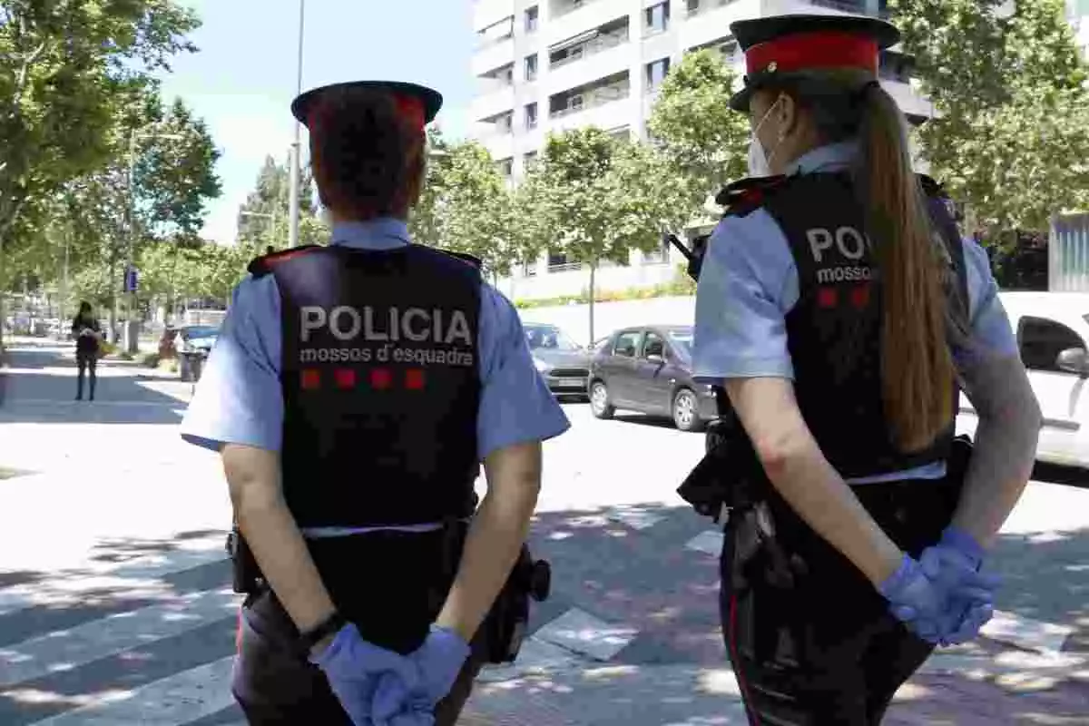 Una parella d'agents dels Mossos d'Esquadra fan patrullatge pels carrers de Lleida. Imatge del 19 de maig de 2020