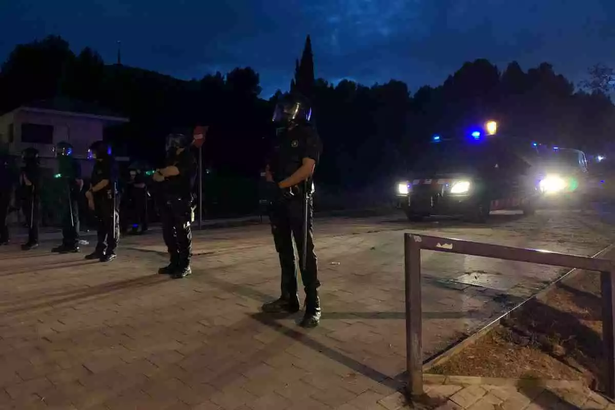 Agents del Mossos d'Esquadra acordonant i protegint la zona d'un habitatge ocupat a Pallejà (Baix Llobregat). 18 agost 2020.