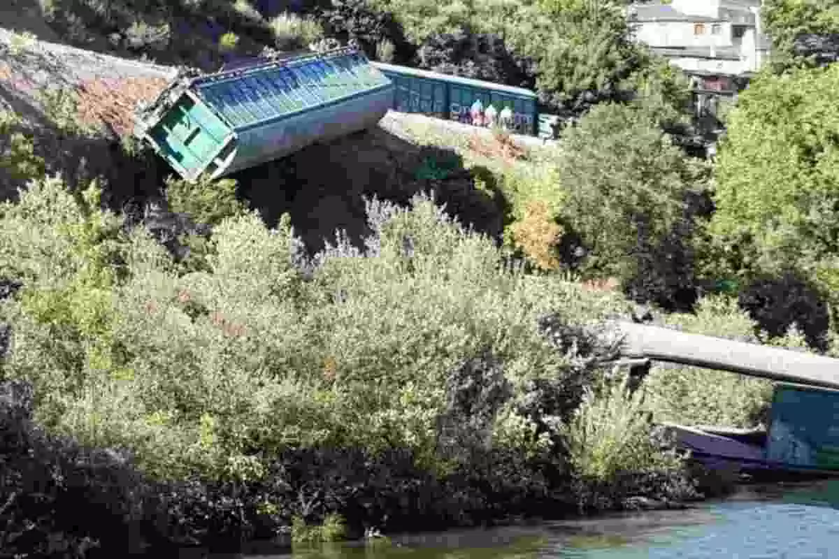 Els vagons del trens caient al riu Sil