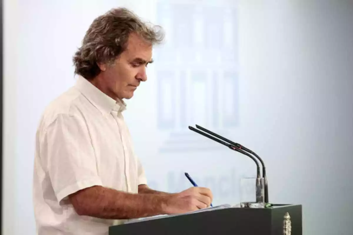 Fernando Simón en una roda de premsa amb camisa blanca i escrivint amb un bolígraf