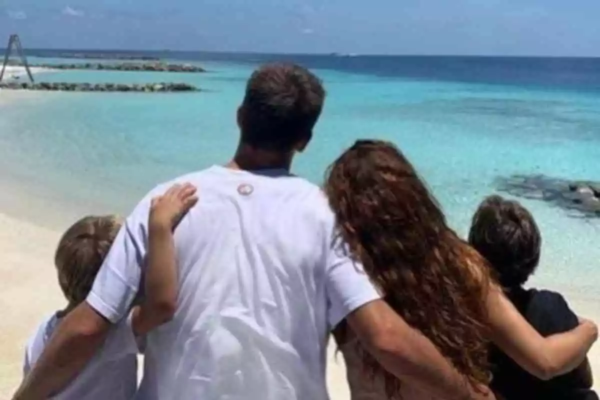 Gerard Piqué amb Shakira i els seus dos fills en una platja de les Maldives