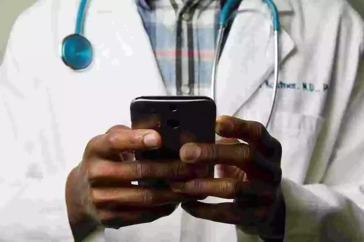Imatge d'un infermer amb el seu telèfon mòbil