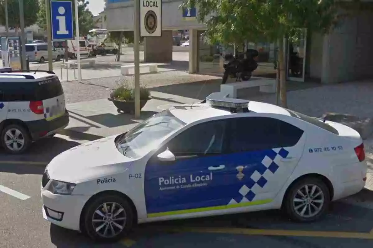 Imatge d'un vehicle de la Policia Local de Castelló d'Empúries, davant la comissioria del municipi