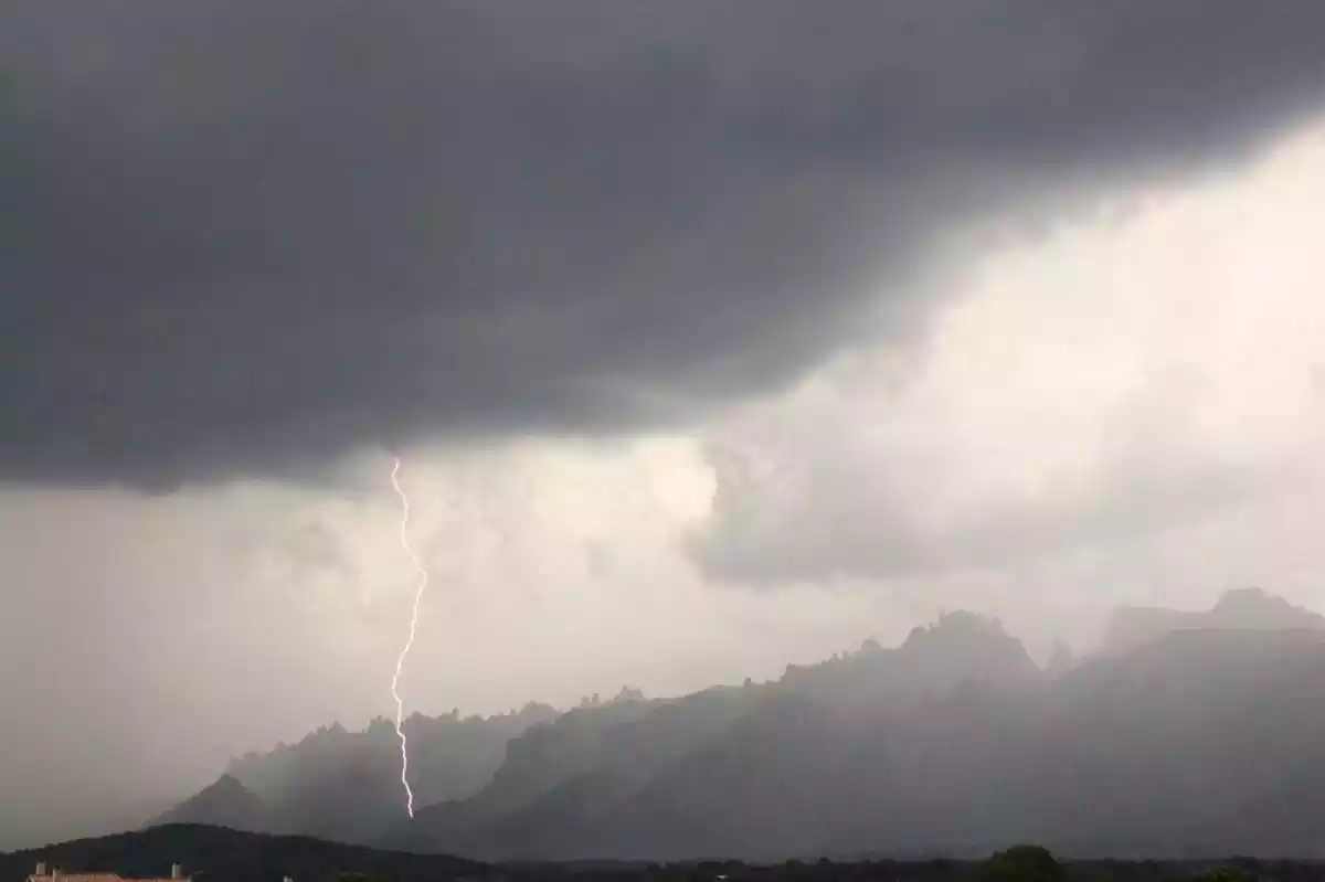 Imatge d'un llamp caient a la muntanya de Montserrat