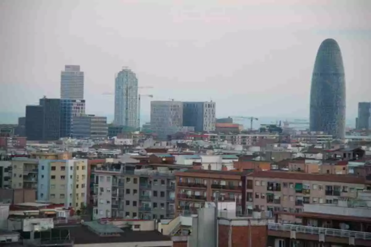 Imatge panoràmica de la ciutat de Barcelona amb la Torre Glòries o Agbar a la dreta