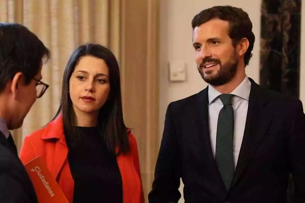 Inés Arrimadas i Pablo Casado conversen amb José María Espejo Saavedra el gener de 2020.