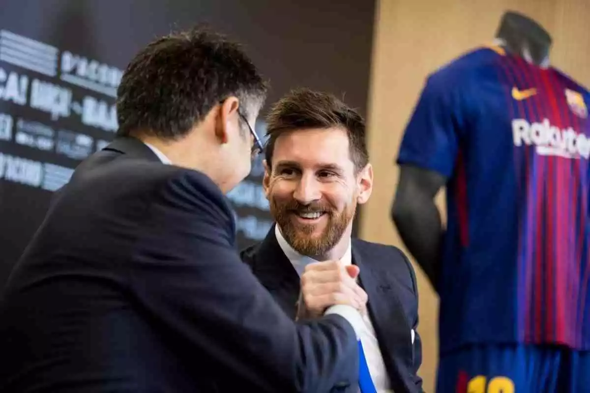 Josep Maria Bartomeu i Leo Messi encaixen les mans durant la roda de premsa de presentació de la renovació de contracte l'any 2017