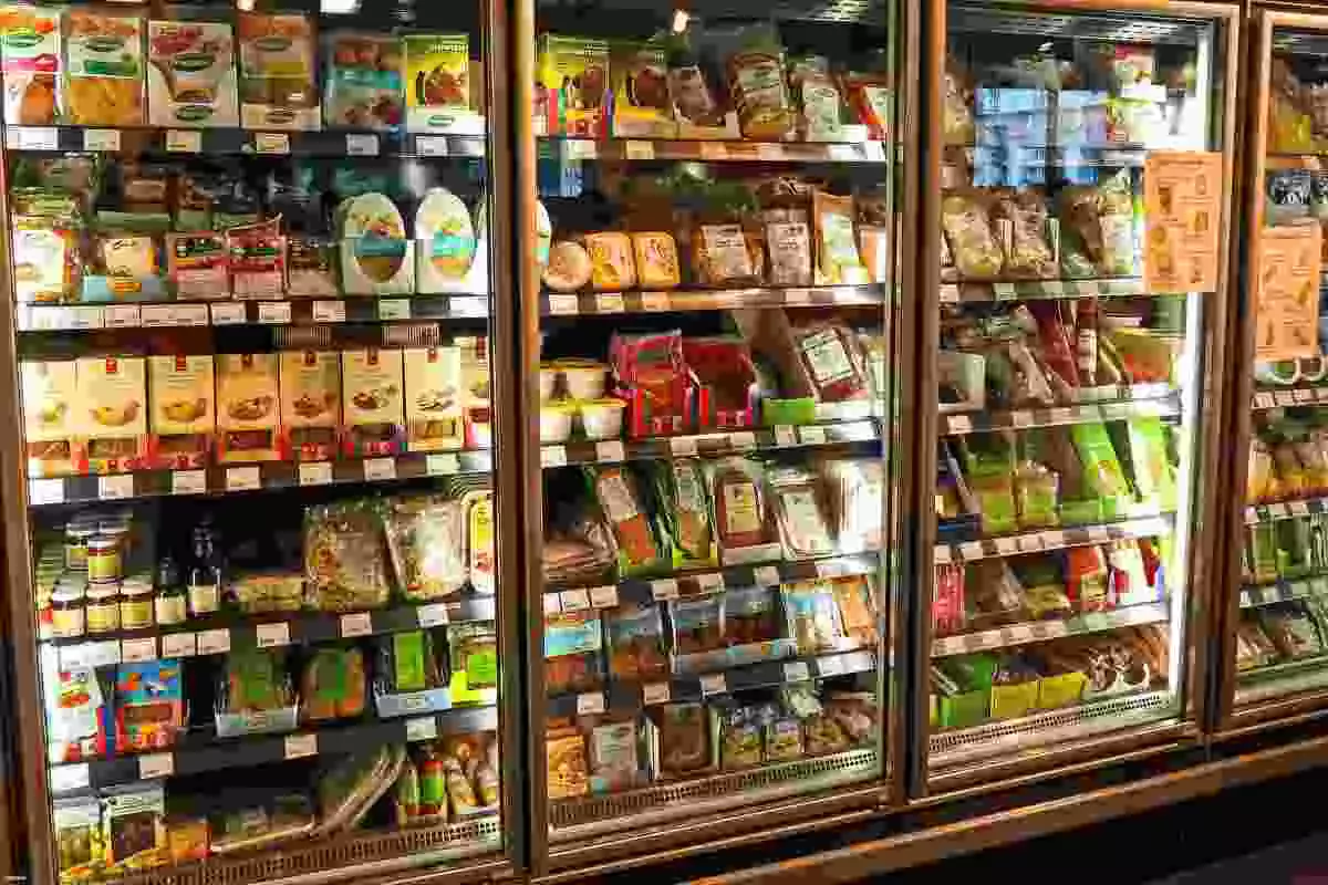 La vitrina d'un supermercat amb tota mena de productes curosament ordenats