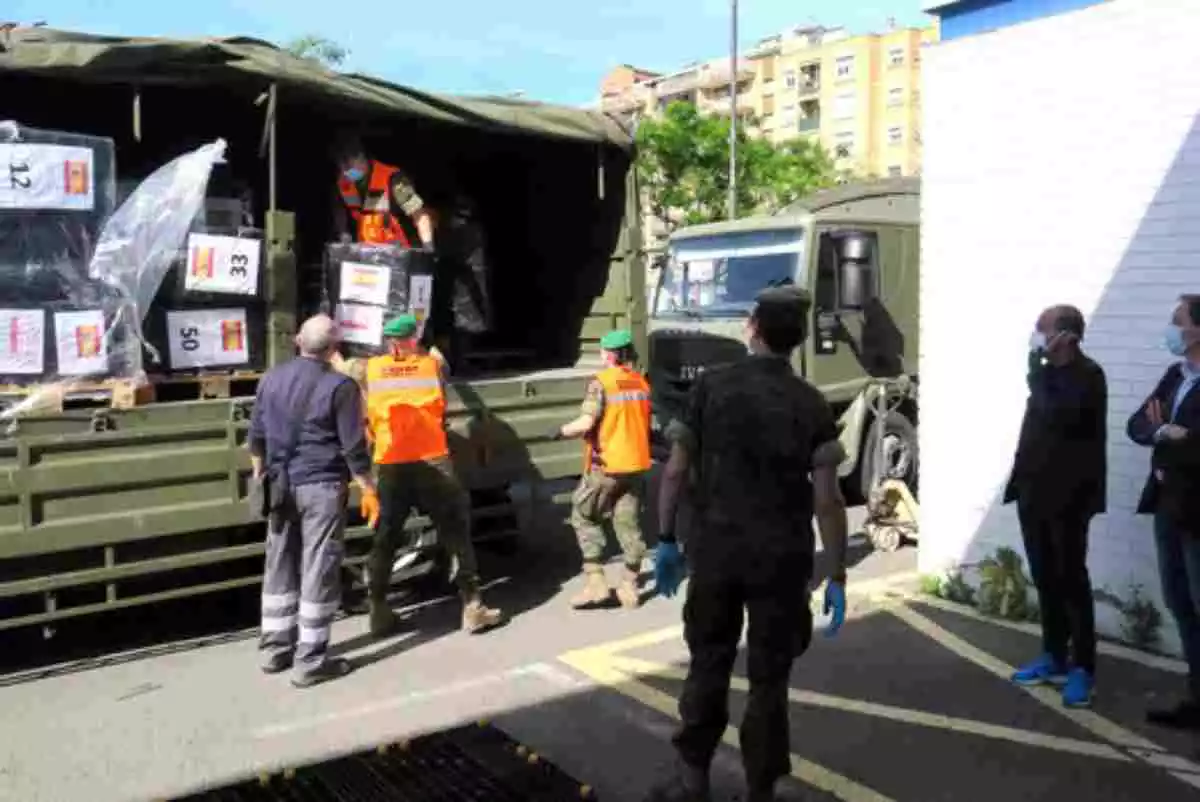 Diversos membres de l'Exèrcit descarregant material de protecció al pavelló de Pardinyes de Lleida