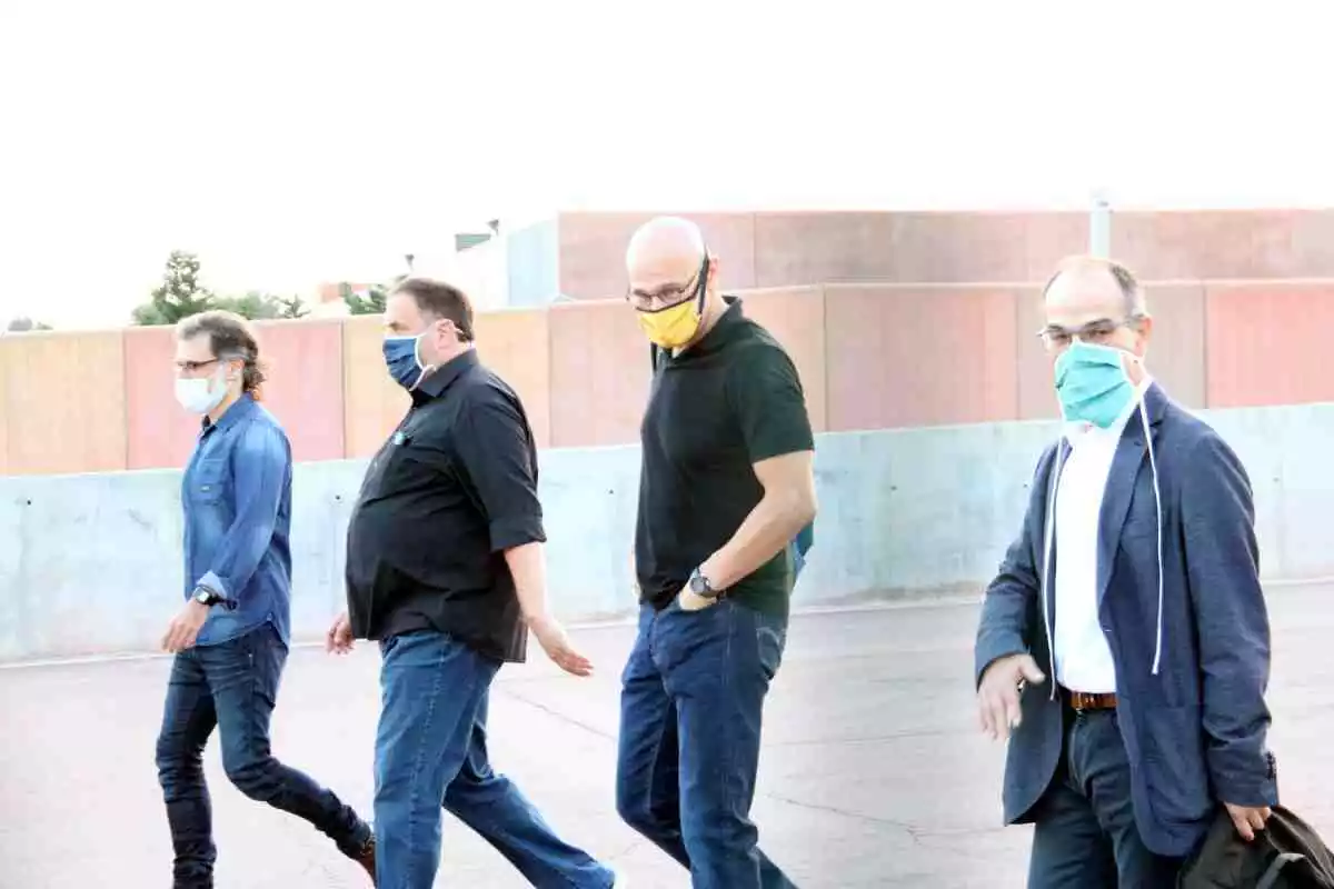Oriol Junqueras, Jordi Cuixart, Jordi Turull i Raül Romeva durant una sortida de la presó, amb mascareta