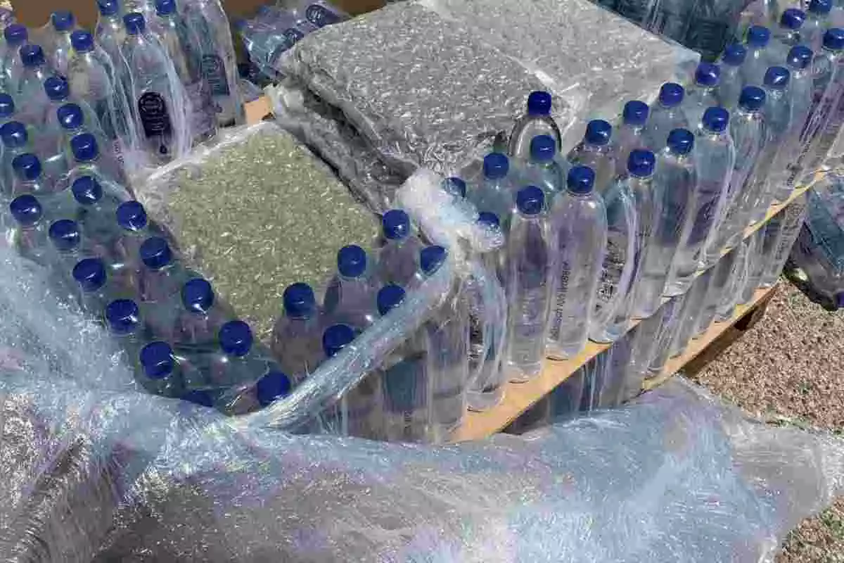 Imatge dels fardells de marihuana, amagats entre la càrrega d'ampolles d'aigua