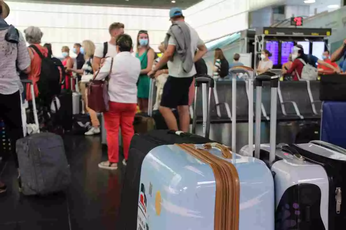 Cua de passatgers esperant per facturar a l'aeroport del Prat