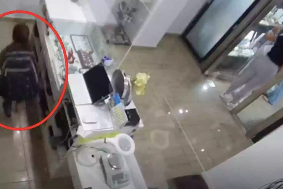 Fotograma del vídeo en què es veu la nena rera del mostrador de la joieria