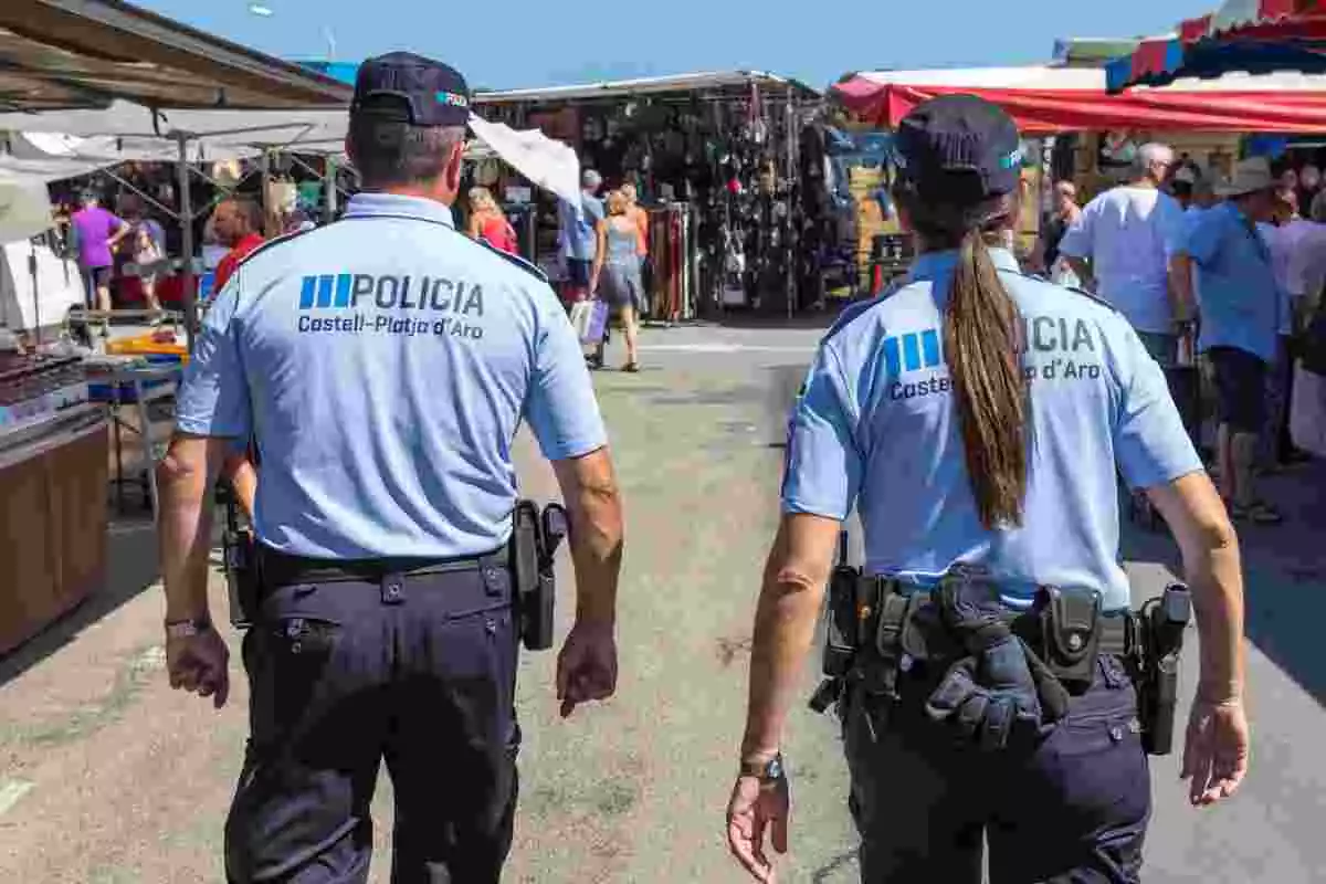 Dos agents de la Policia Local patrullant per Platja d'Aro, en una imatge cedida el 27 de setembre de 2018.