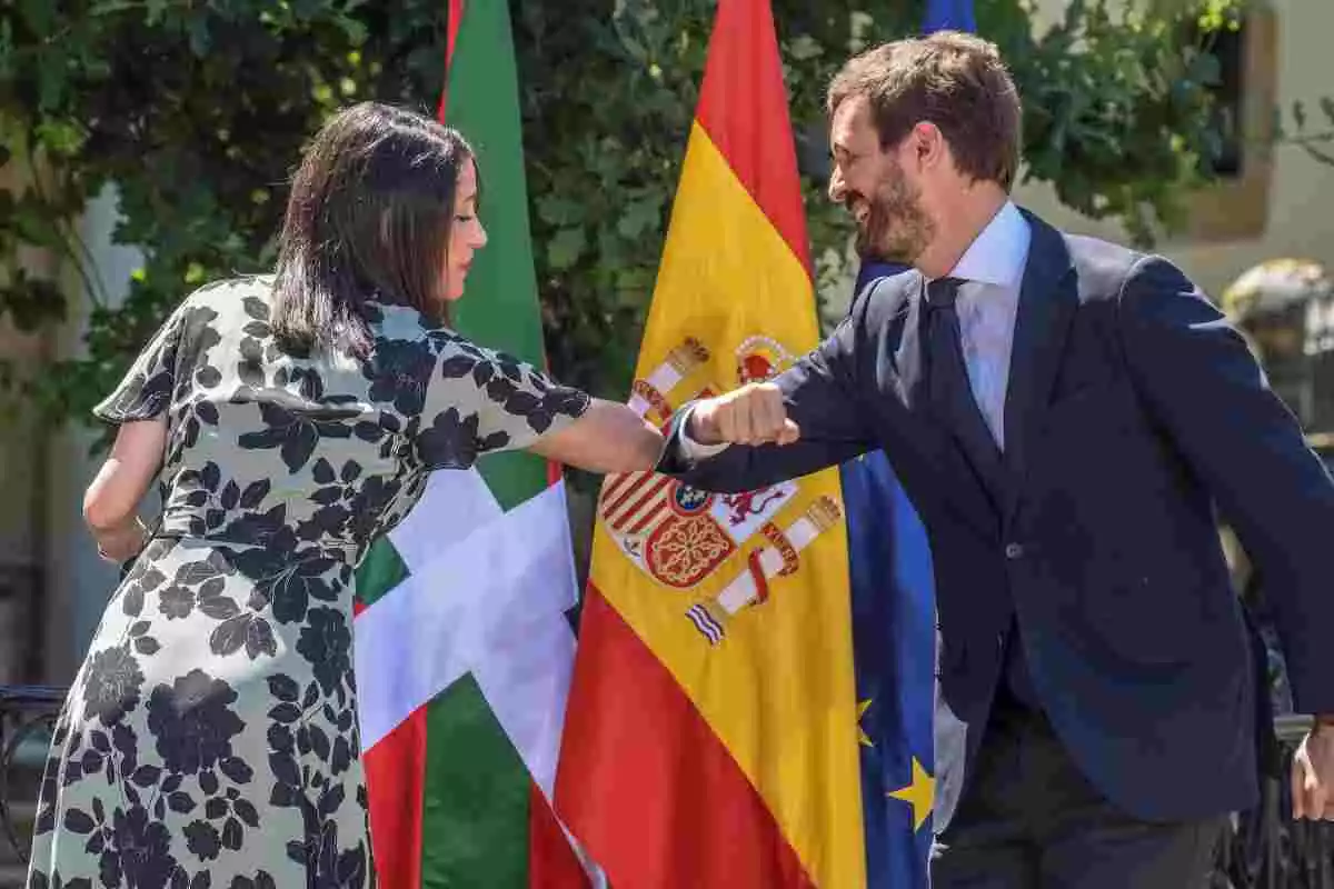 La presidenta de Ciutadans, Inés Arrimadas; i el president del PP, Pablo Casado, se saluden amb el colze durant l'acte central de campanya de les eleccions basques