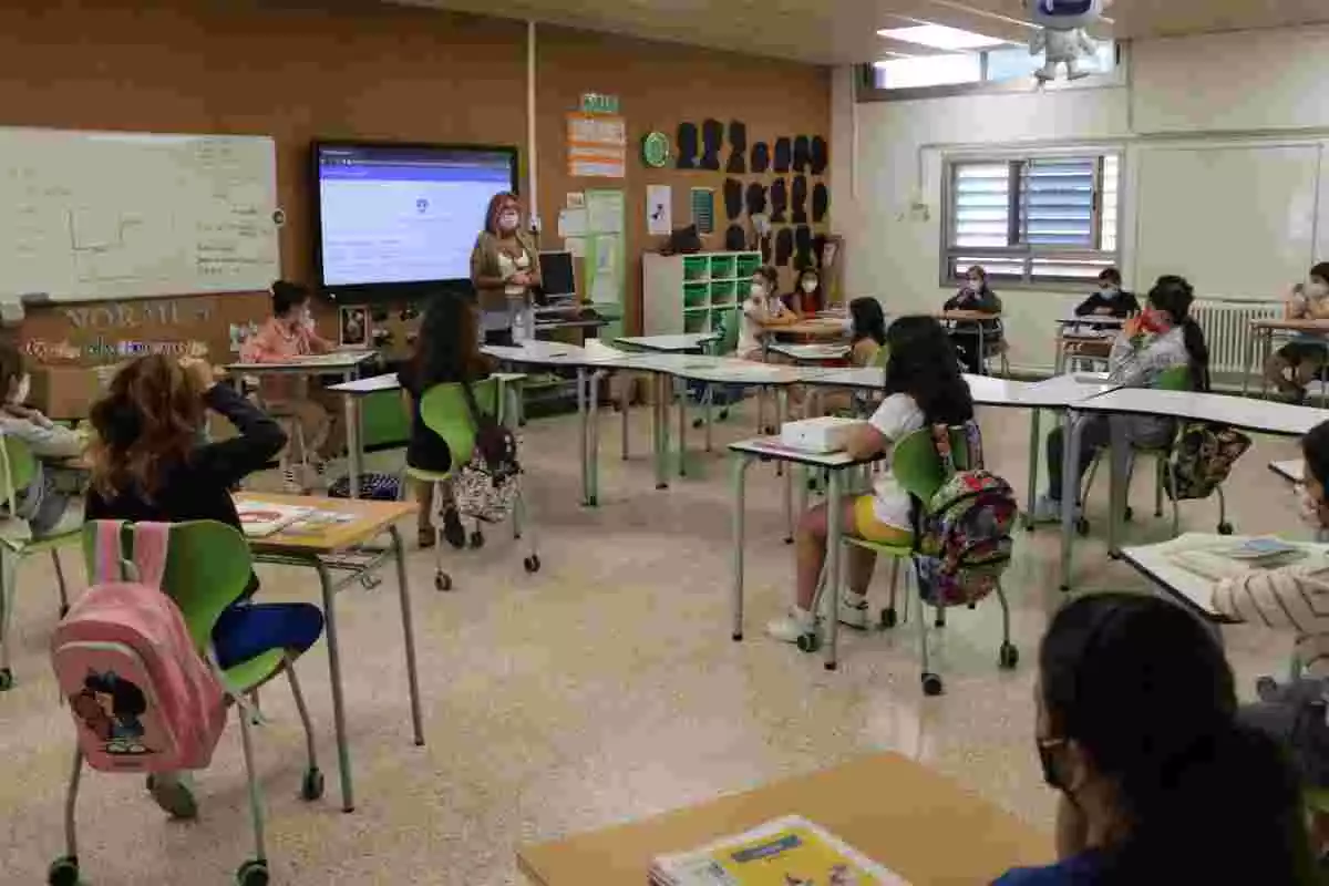 Una aula de l'Escola Miquel Utrillo de Sitges, plena d'alumnes distanciats i amb mascaretes. Imatge del 17 de juny del 2020