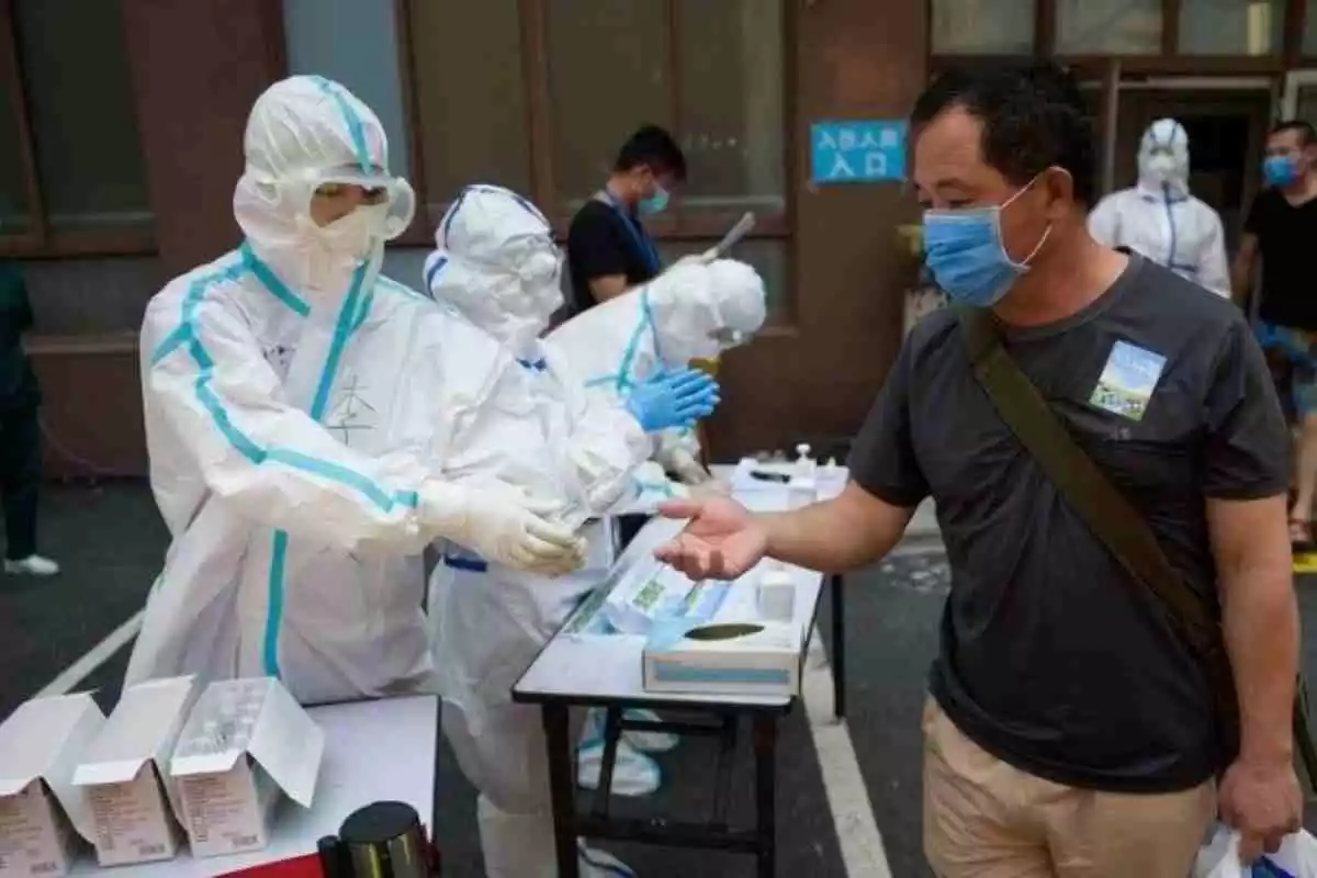 Ciutadans xinesos fent-se proves PCR