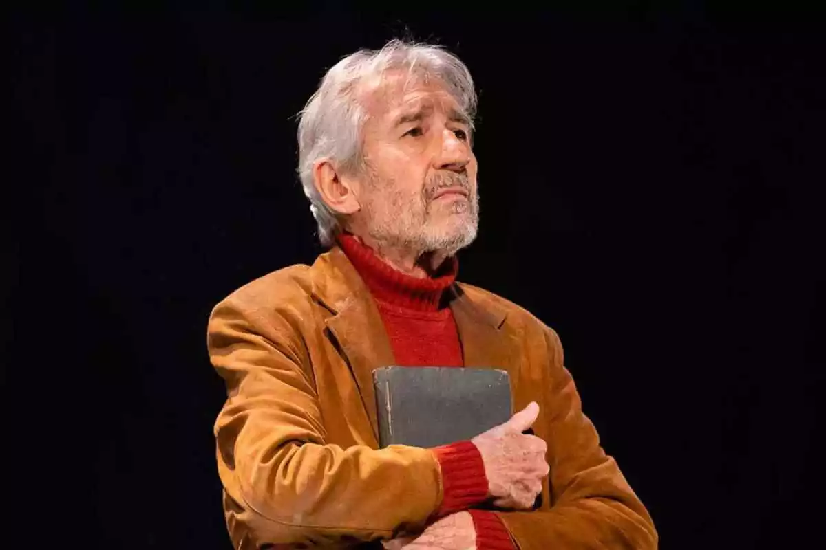 Imatge de José Sacristán sobre l'escenari mentre actua