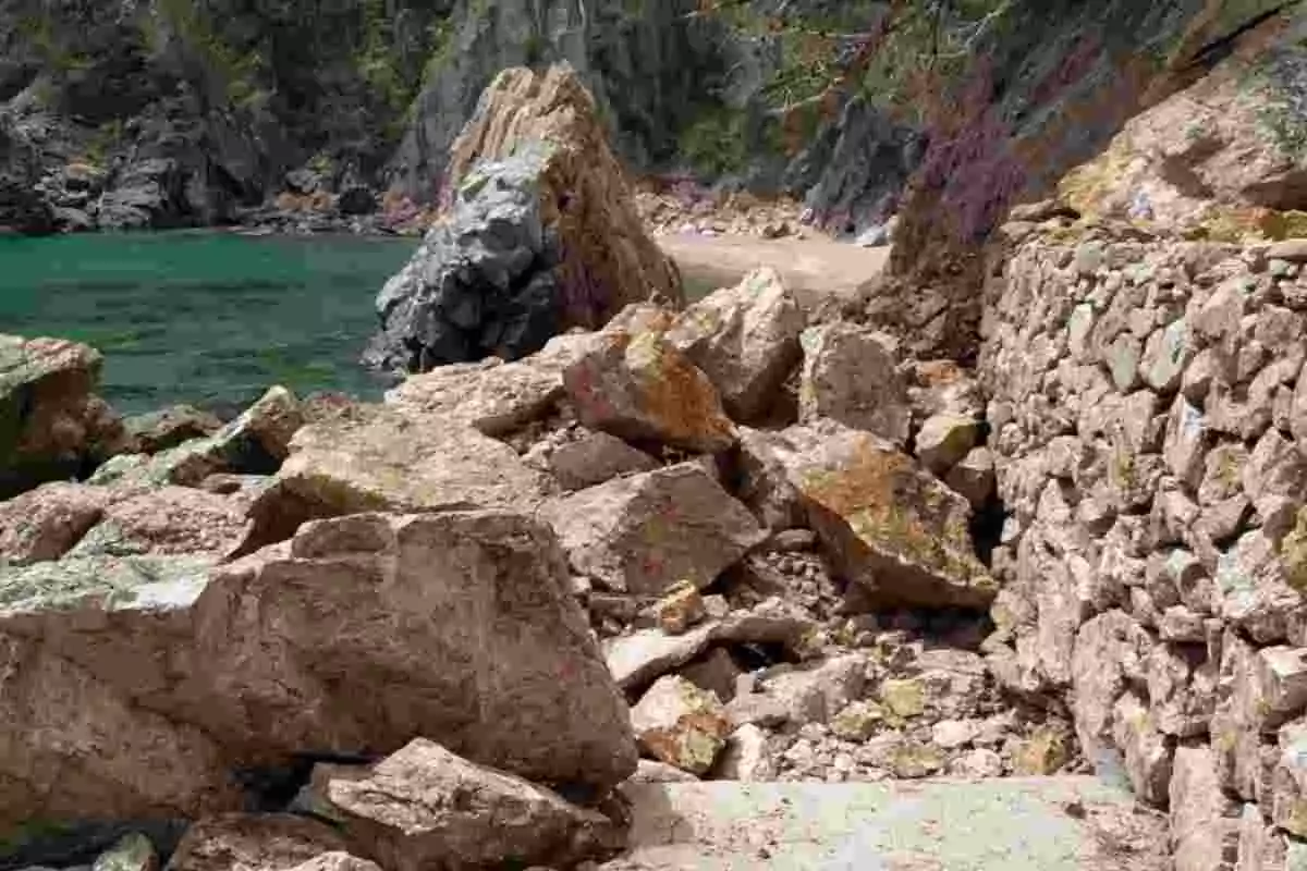 Pla mitjà de les roques que van caure a la platja del Golfet de Palafrugell el passat 17 de juliol