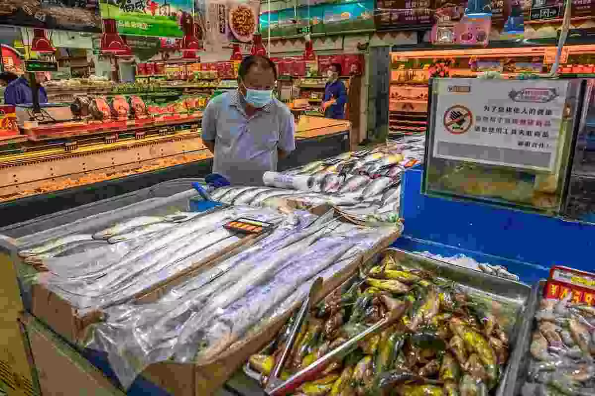 Un home passeja per un supermercat de Pequin, la capital de la Xina
