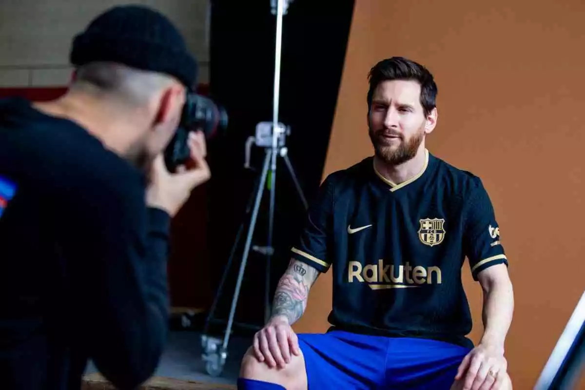 Leo Messi amb la nova equipació del Barça per la temporada 2020-2021