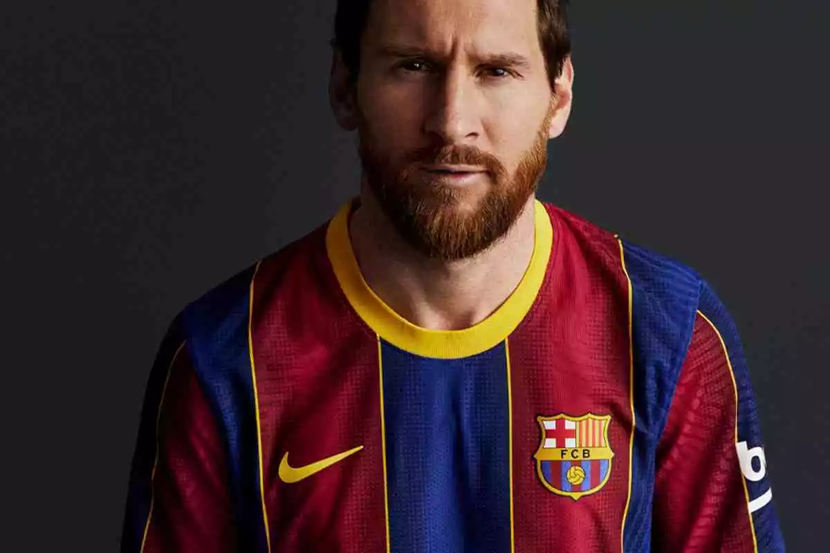 Leo Messi en primer pla amb la samarreta del Barça mirant fixament a càmera