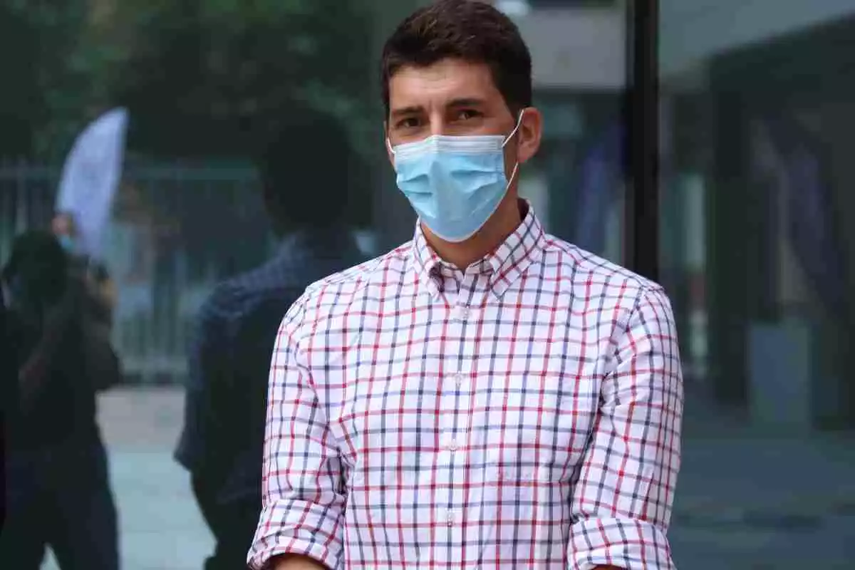 L'epidemiòleg Oriol MItjà amb mascareta davant de la seu d'Eurecat