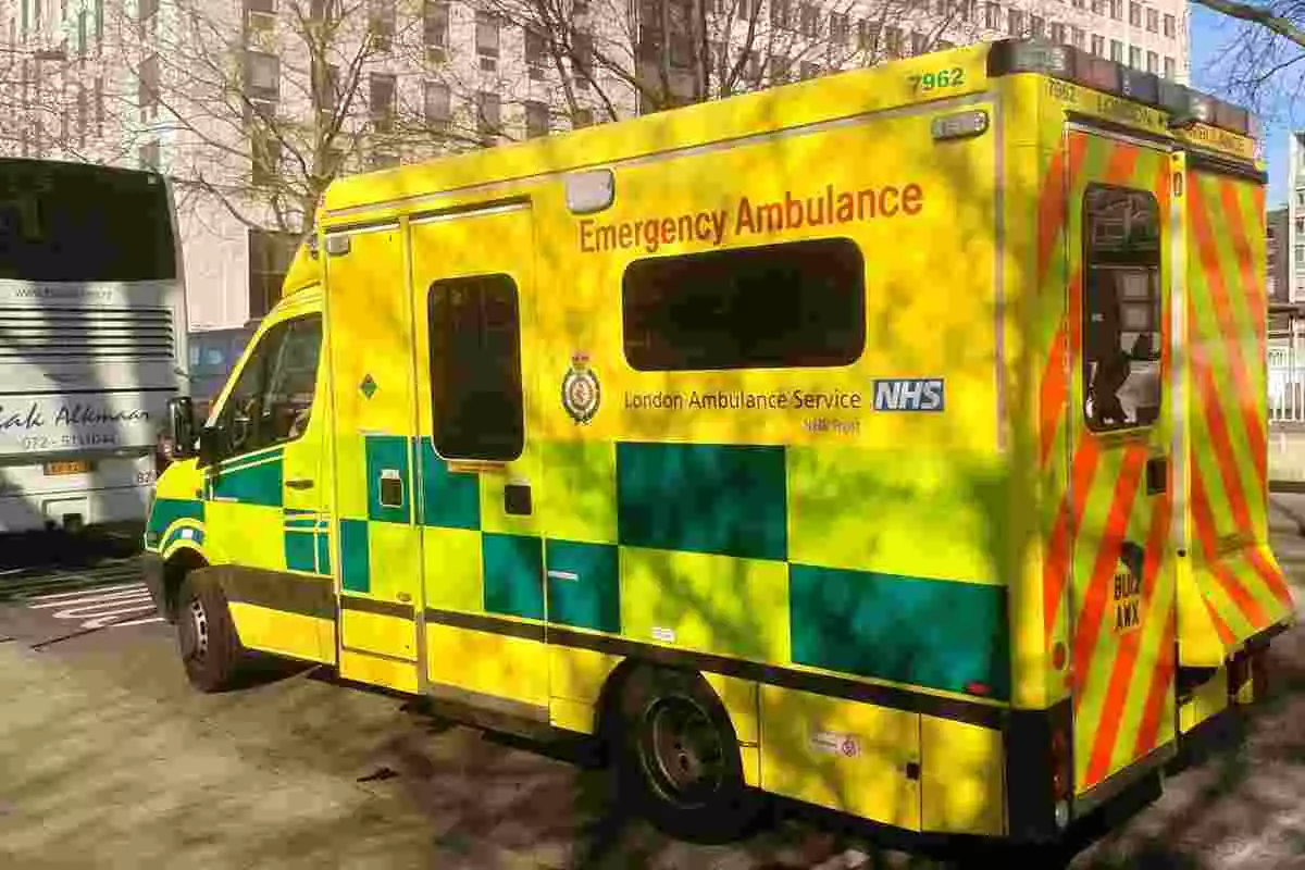 Una ambulància del NHS britànic de color groc, estacionada