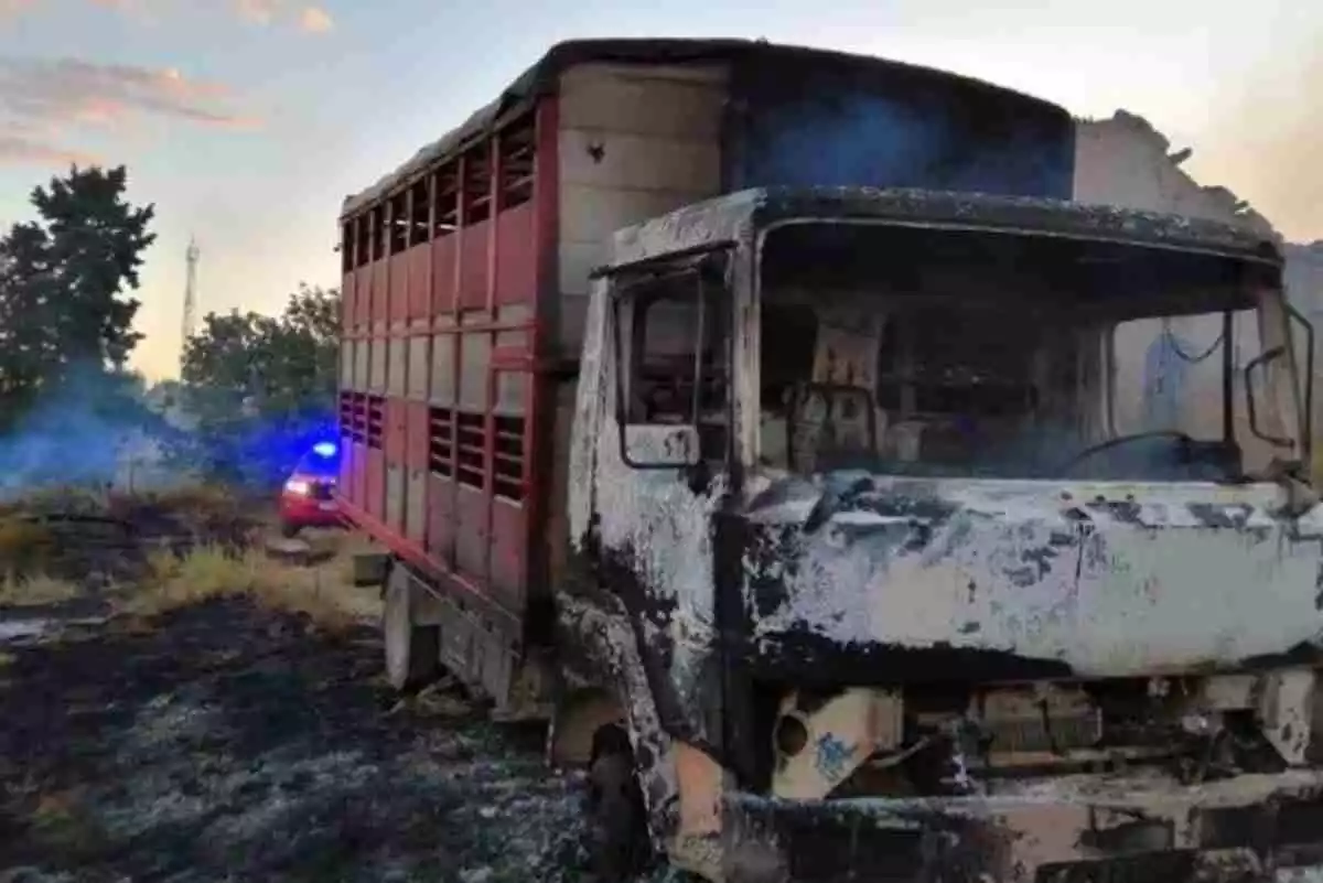 Fotografia d'un camió cremat a causa de l'incendi de la matinada del diumenge 23 d'agost