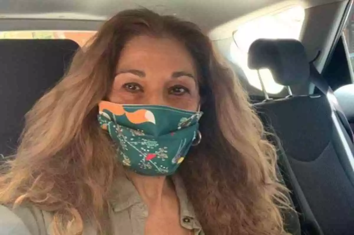 Lolita Flores fent-se una selfie amb la mascareta a l'interior d'un cotxe