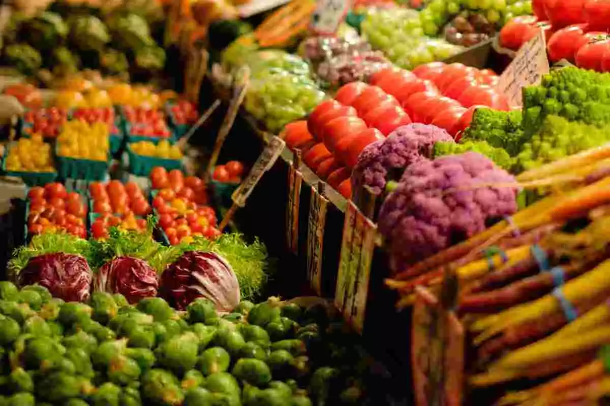 Parada de fruites i verdures d'un mercat d'alimentació
