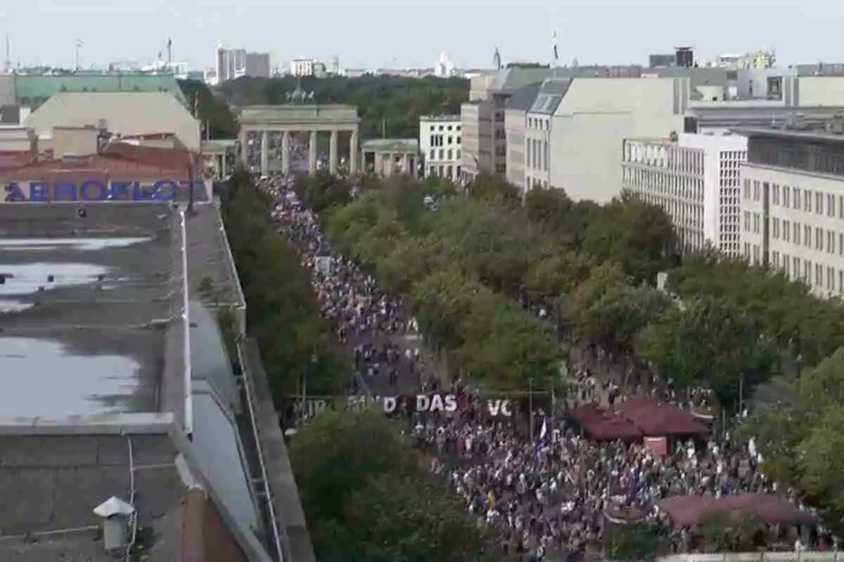 Milers de manifestants negacionistes del Covid prop de la porta de Brandenburg de Berlín