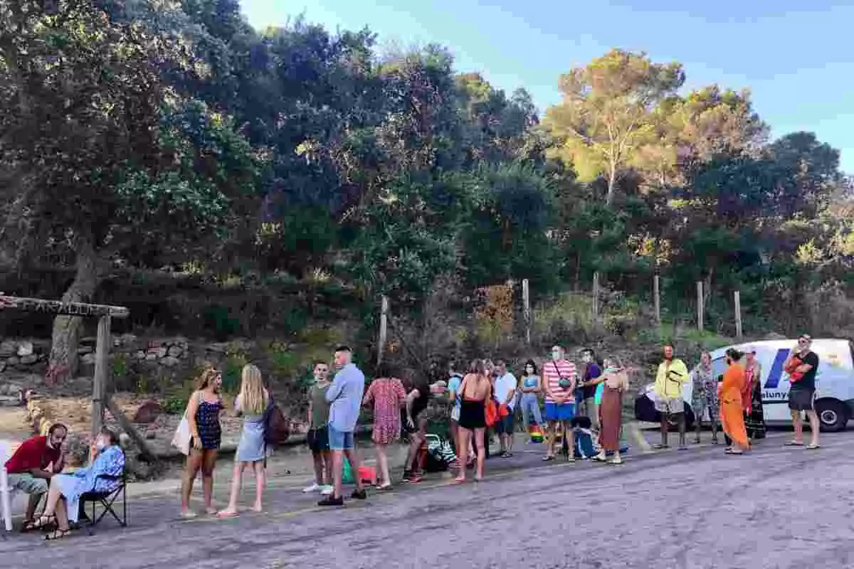 Persones esperant per entrar a la platja d'Aiguablava (Begur)