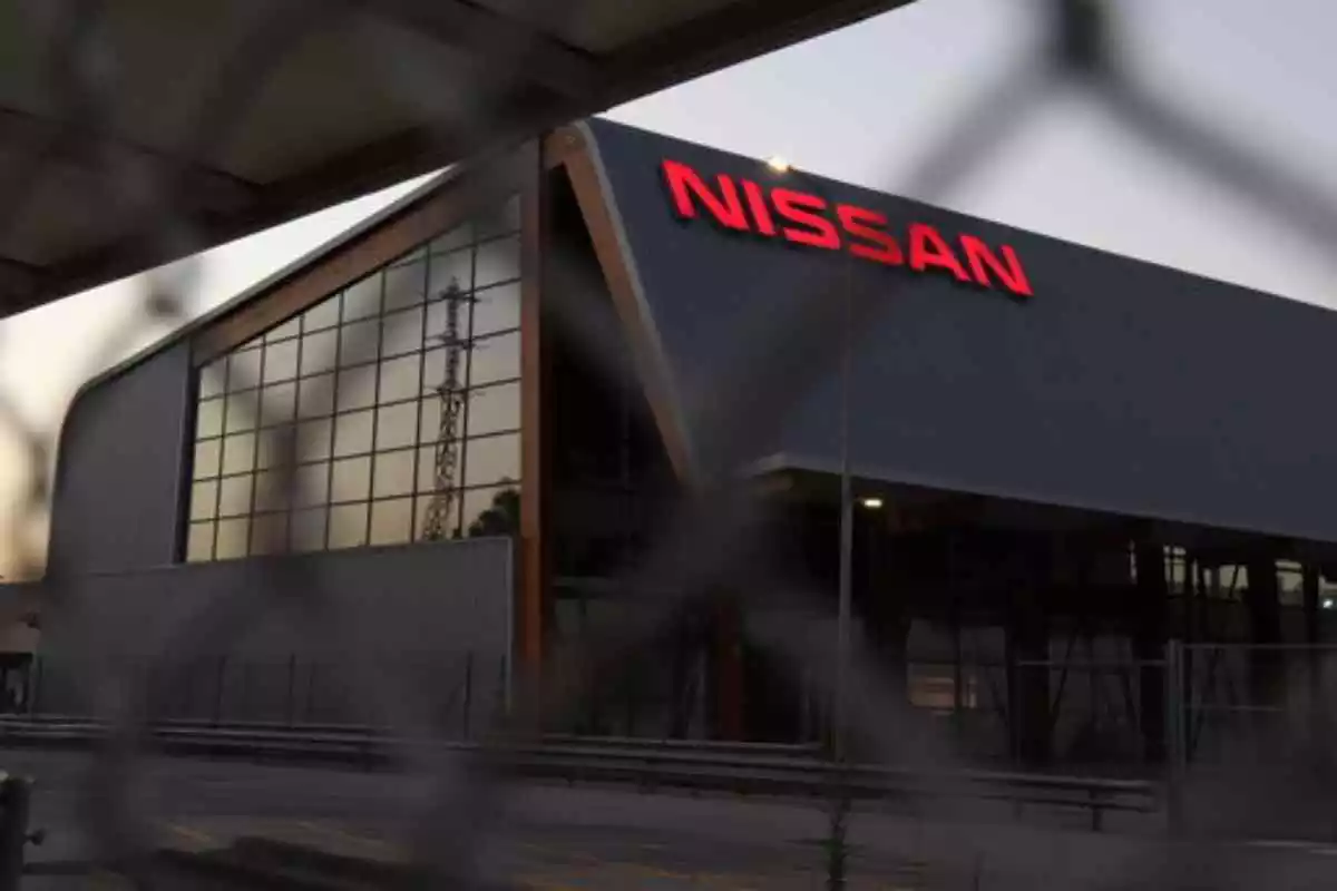 Una fàbrica de Nissan amb el logo de l'empresa en vermell