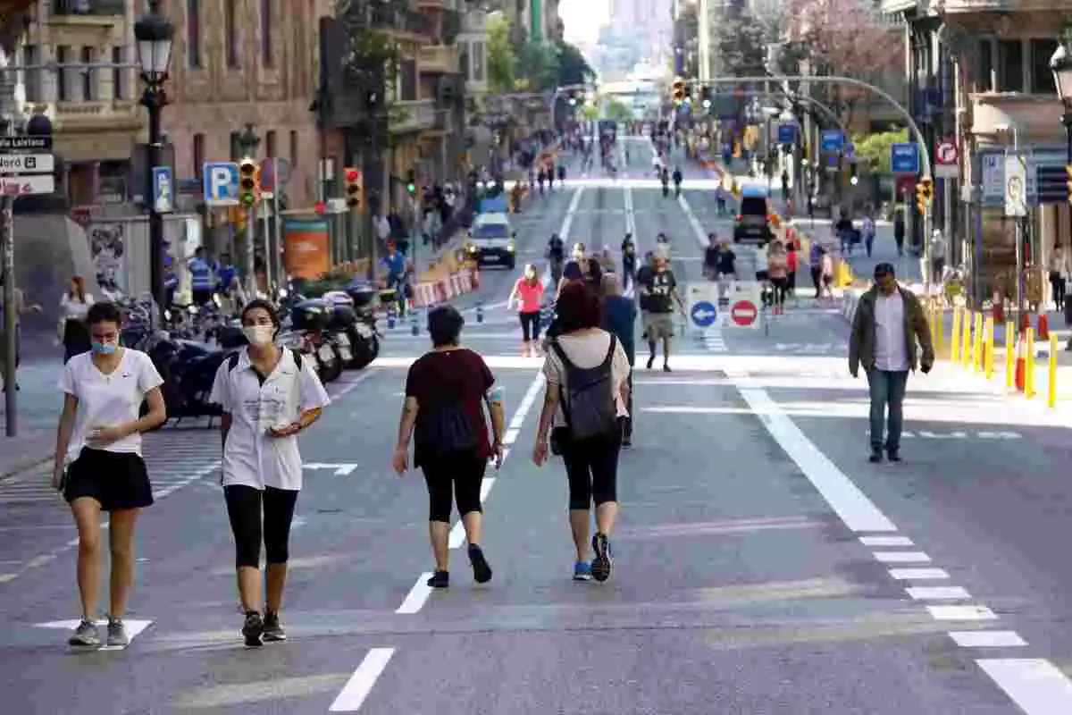 Pla general de la Via Laietana de Barcelona sense cotxes i amb persones fent un passeig, fent esport o passejant el gos