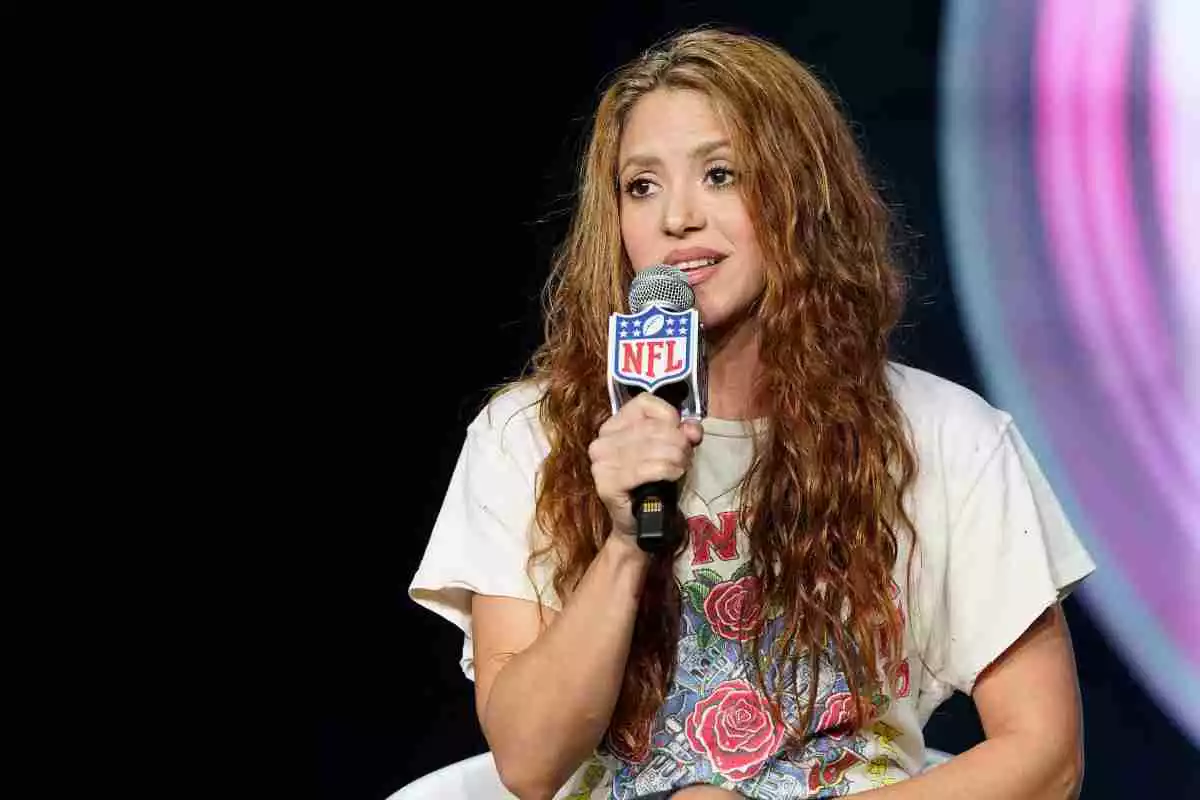 Shakira parlant amb un micròfon de la NFL