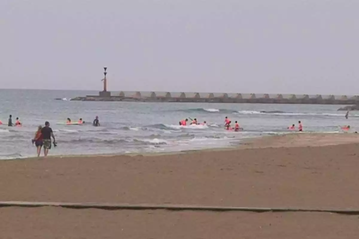 Imatge de la platja de la Mota, a Cubelles