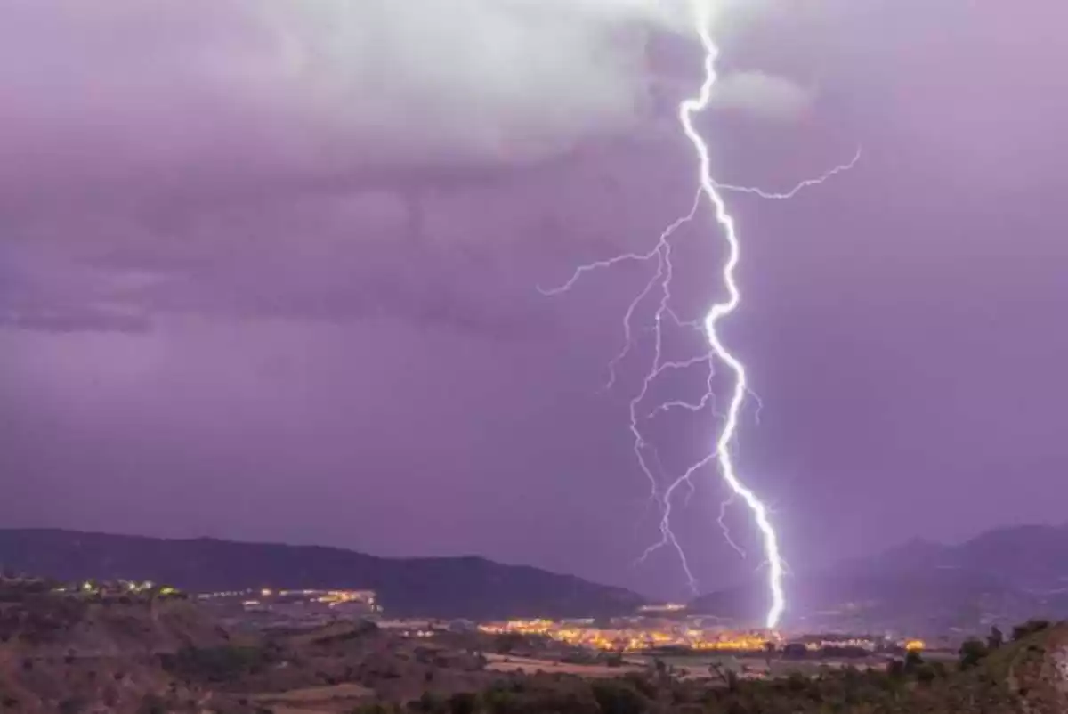 Imatge d'un llamp impactant en un municipi català