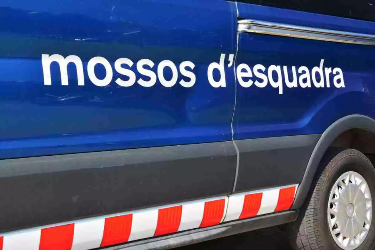 Un vehicle dels Mossos d'Esquadra amb el nom del cos de policia escrit