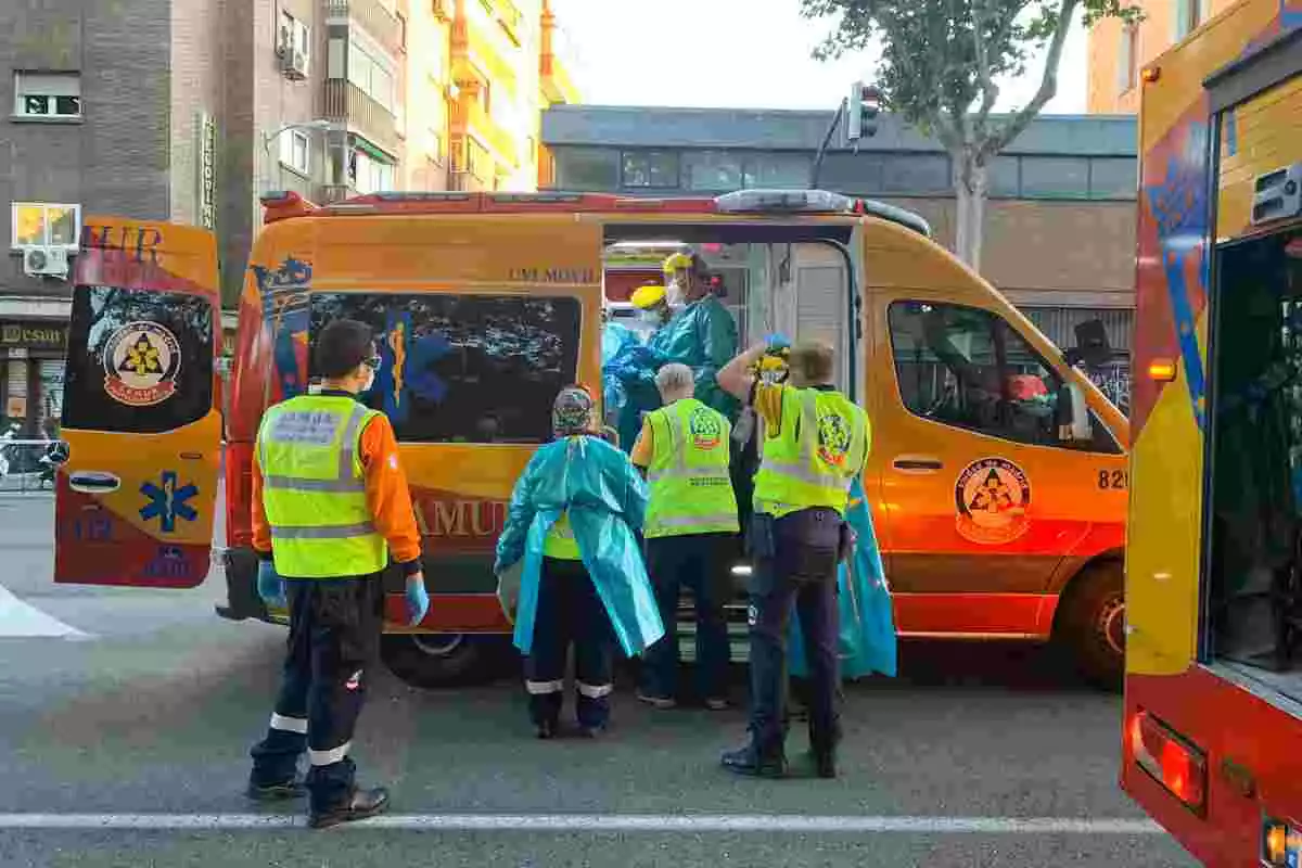 Una actuació dels serveis d'emergències de Madrid després d'un accident