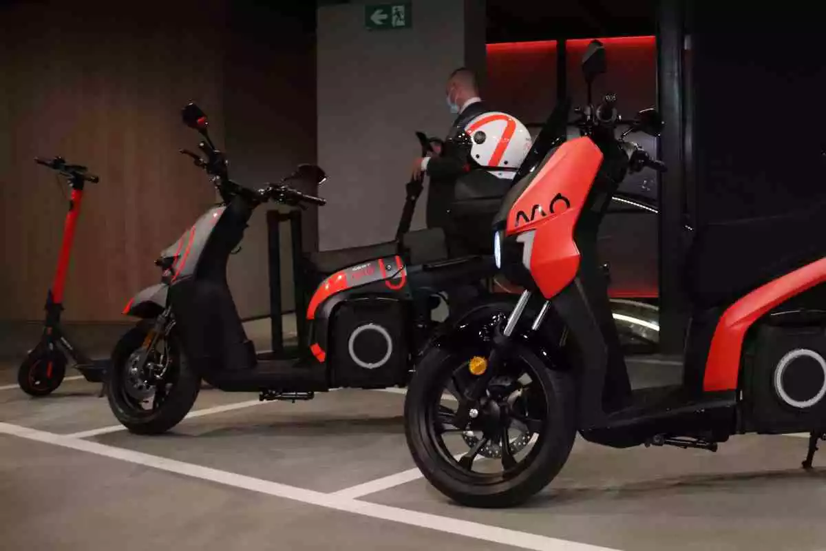 Una de les motocicletes 'MO' d'ús compartit de Seat de color negre i vermell en la seva presentació