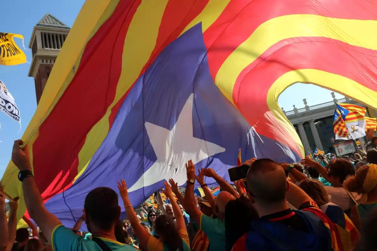 Una gran estelada passa per sobre de la manifestació a la Plaça Espanya, l'11 de setembre del 2019 a Barcelona