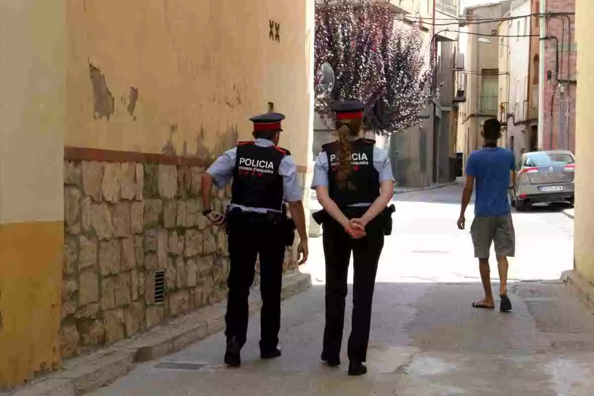 Una parella de Mossos patrullant pels carrers pels carrers d'Aitona