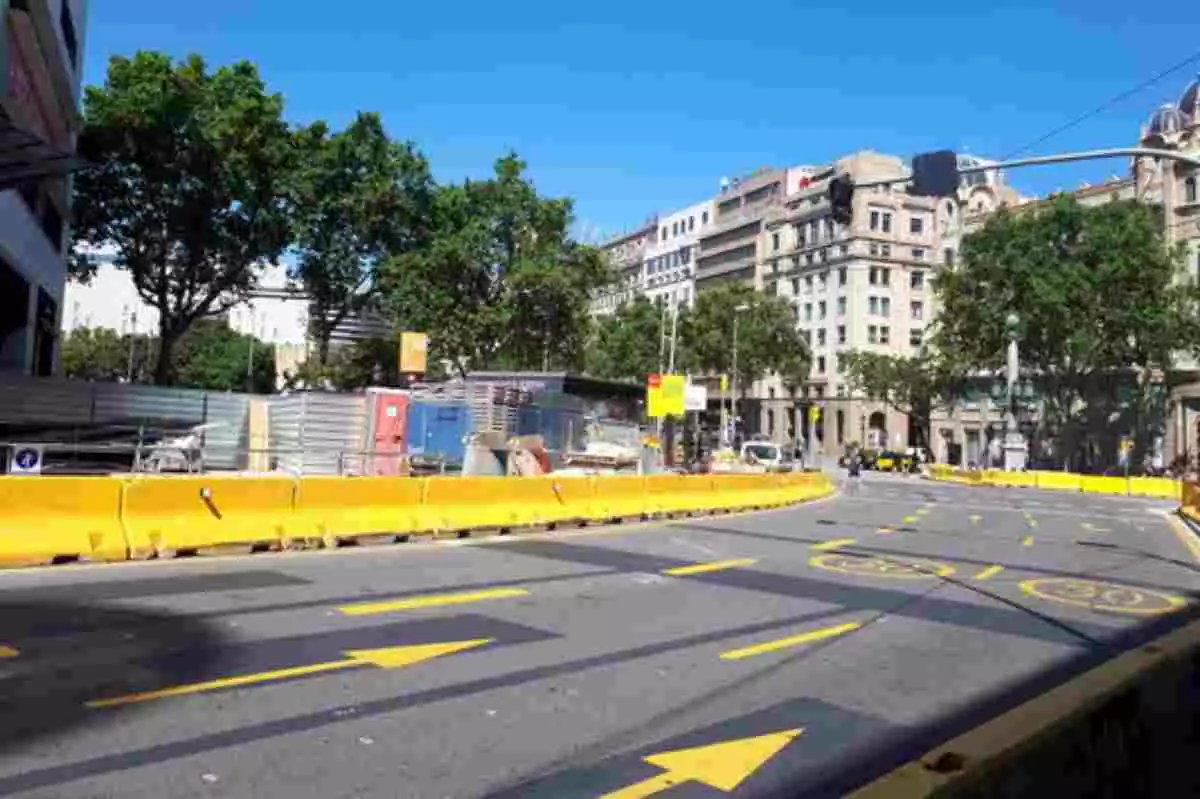 Imatge d'una zona d'obres a Barcelona, amb el característic color groc