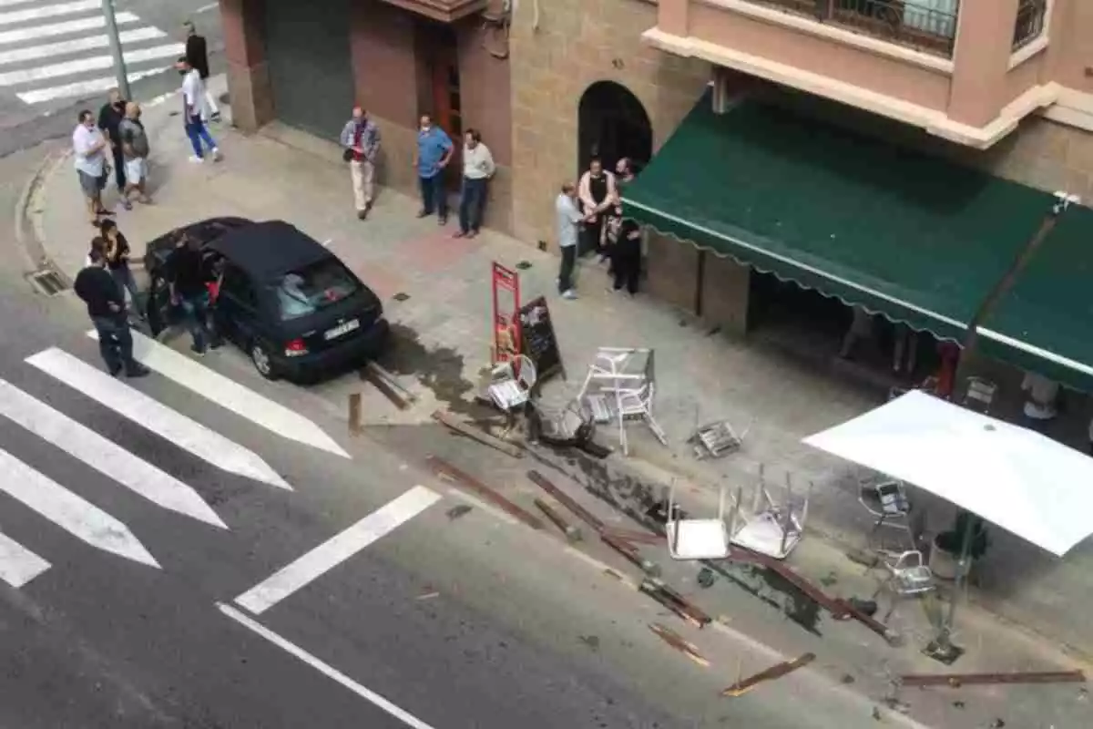 Accident d'un vehicle a Ripoll que s'ha emportat una terrassa d'un bar per davant
