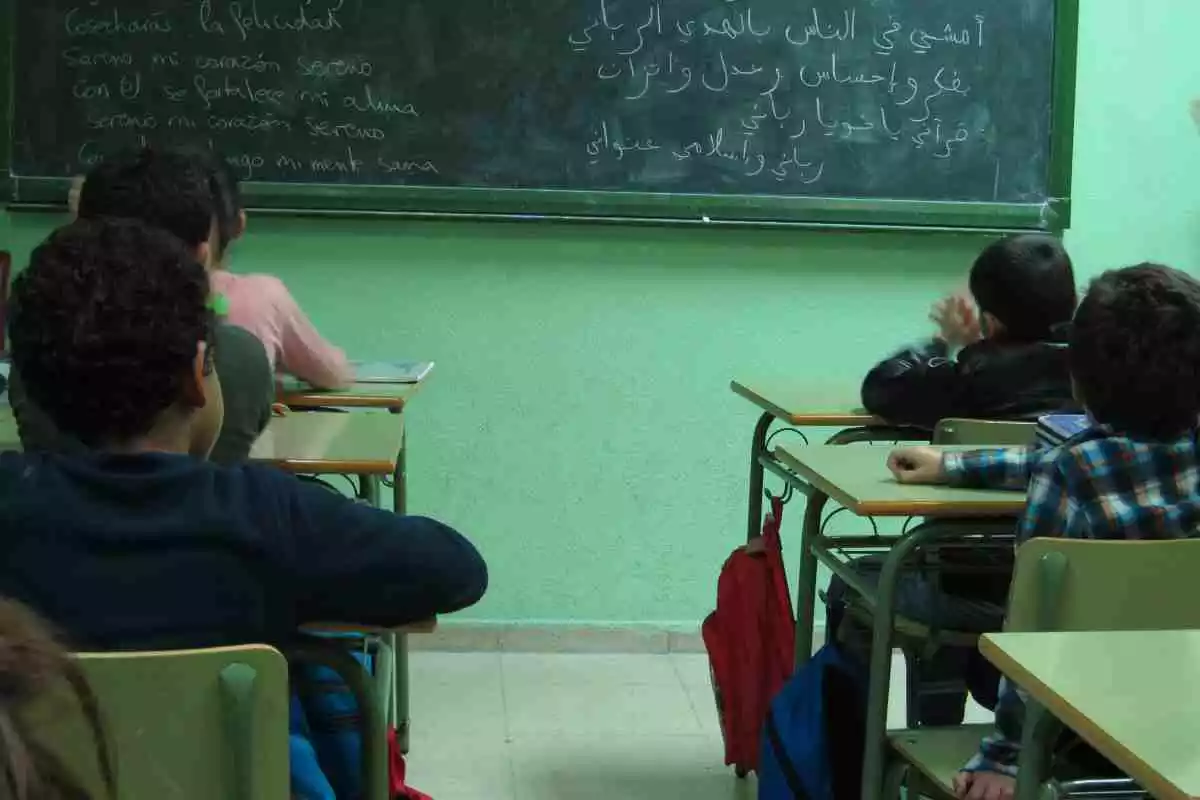 Alumnes musulmans en una aula fent classe d'àrab