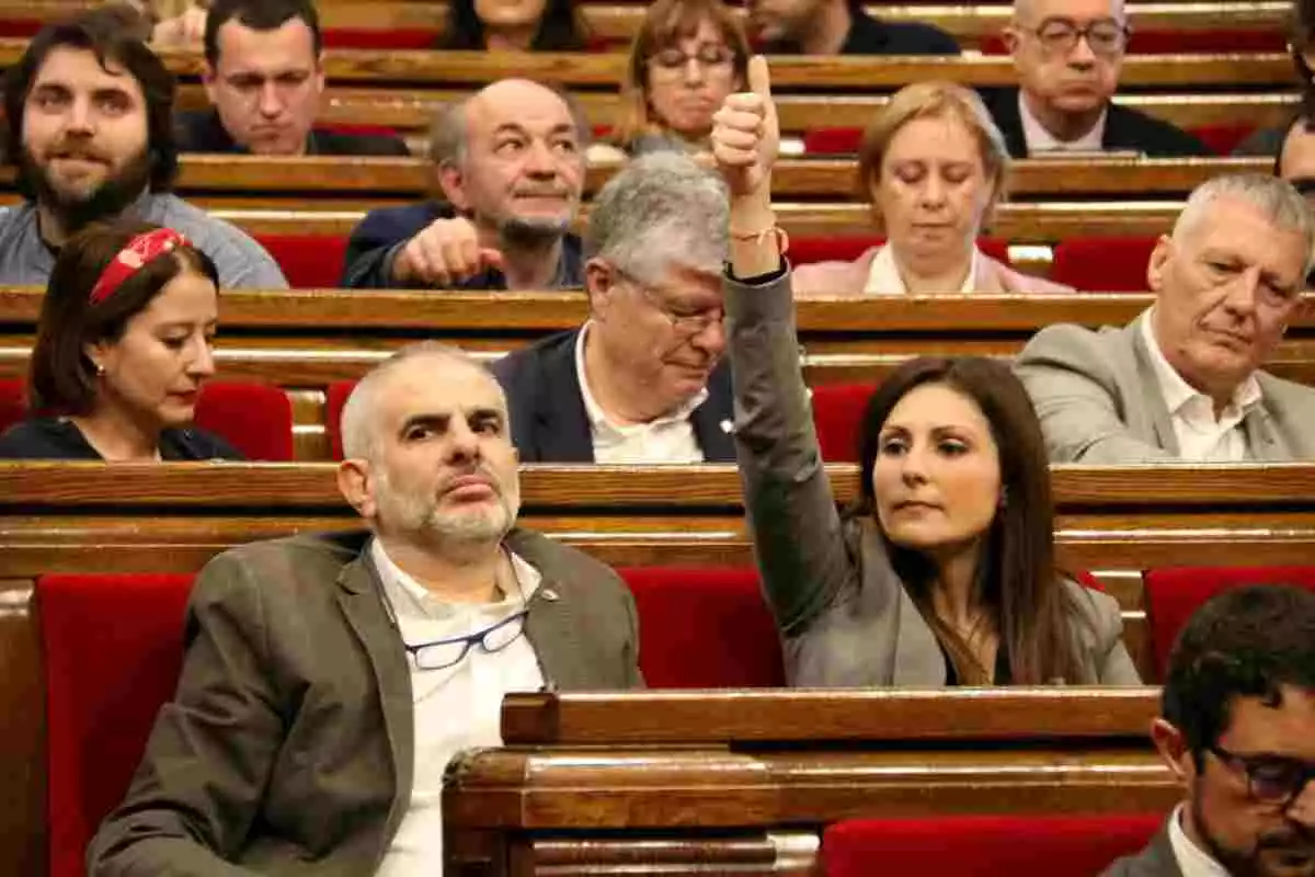 Carlos Carrizosa i Lorena Roldán durant un ple al Parlament de Catalunya.