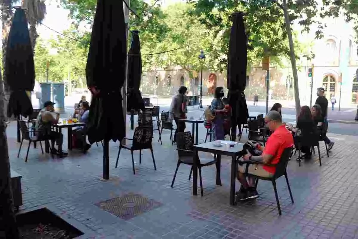 Clients en una terrassa de la Plaça Universitat de Barcelona