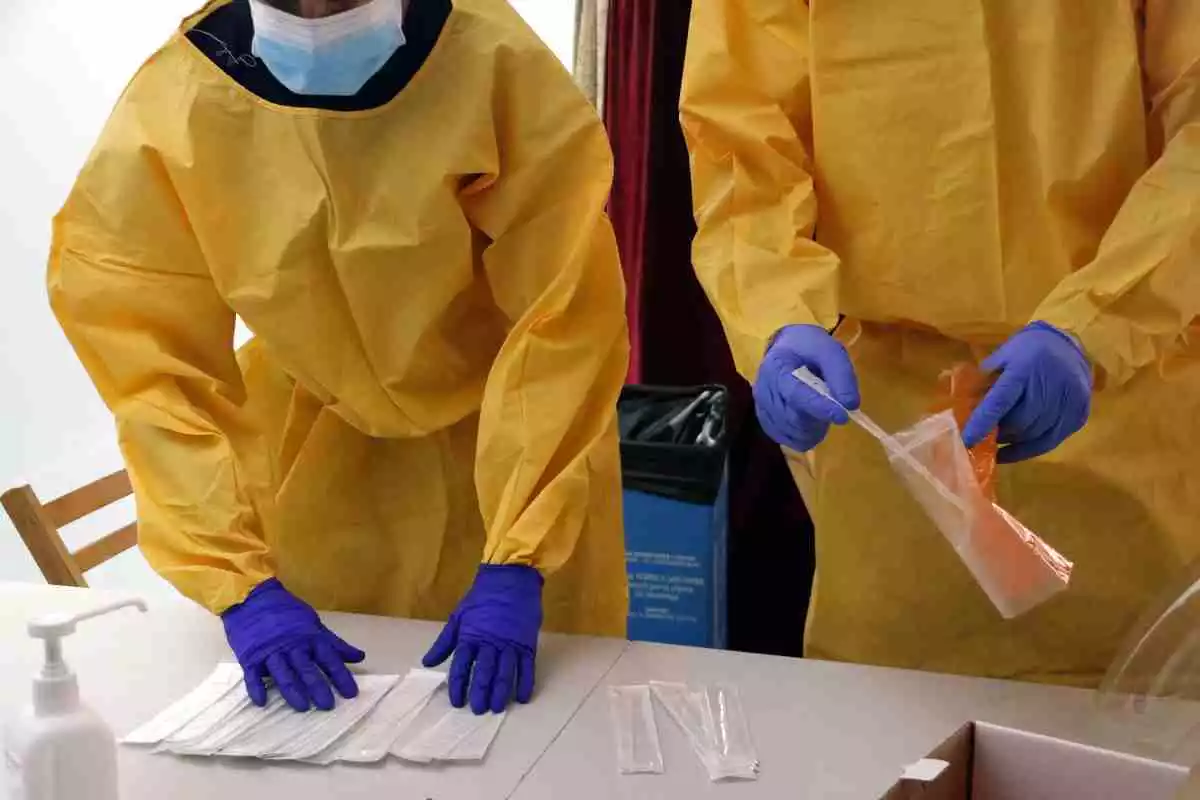 Dos sanitaris preparant proves PCR per al cribratge al Centre Cívic de l'Ereta de Lleida