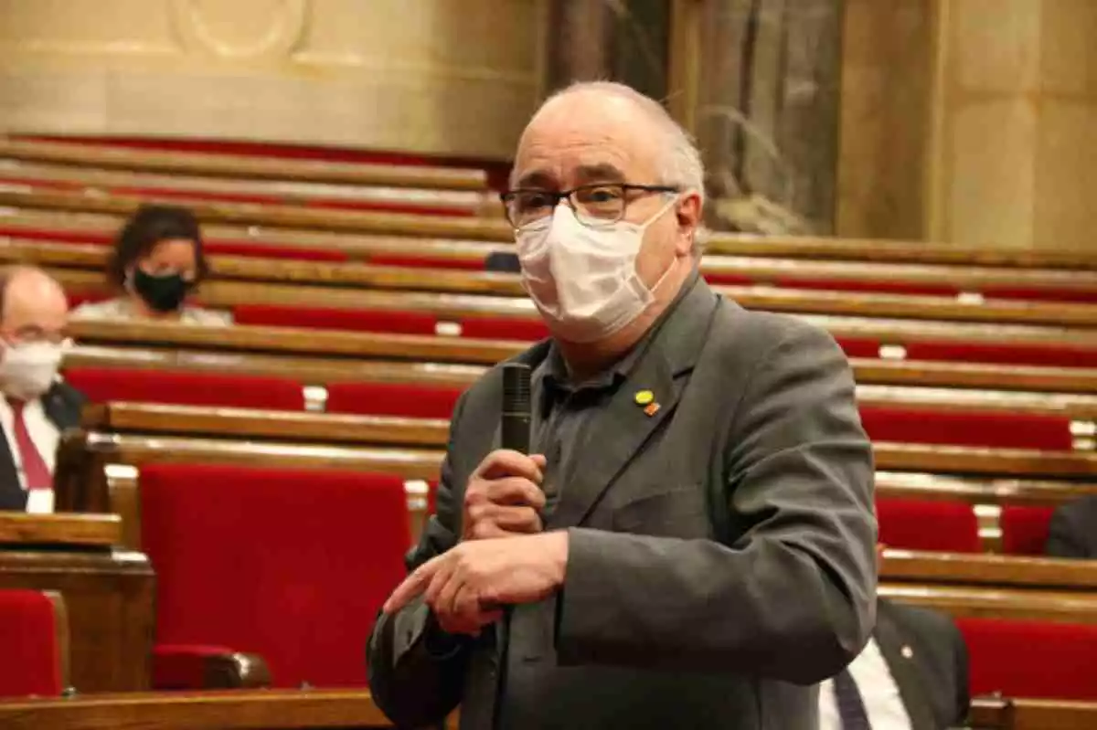 El conseller d'Educació, Josep Bargalló, en una imatge al Parlament de Catalunya parlant al micròfon